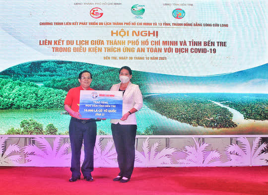 Th&ecirc;m 10.000 l&aacute; cờ Tổ quốc đến với ngư d&acirc;n Bến Tre - Ảnh 2.