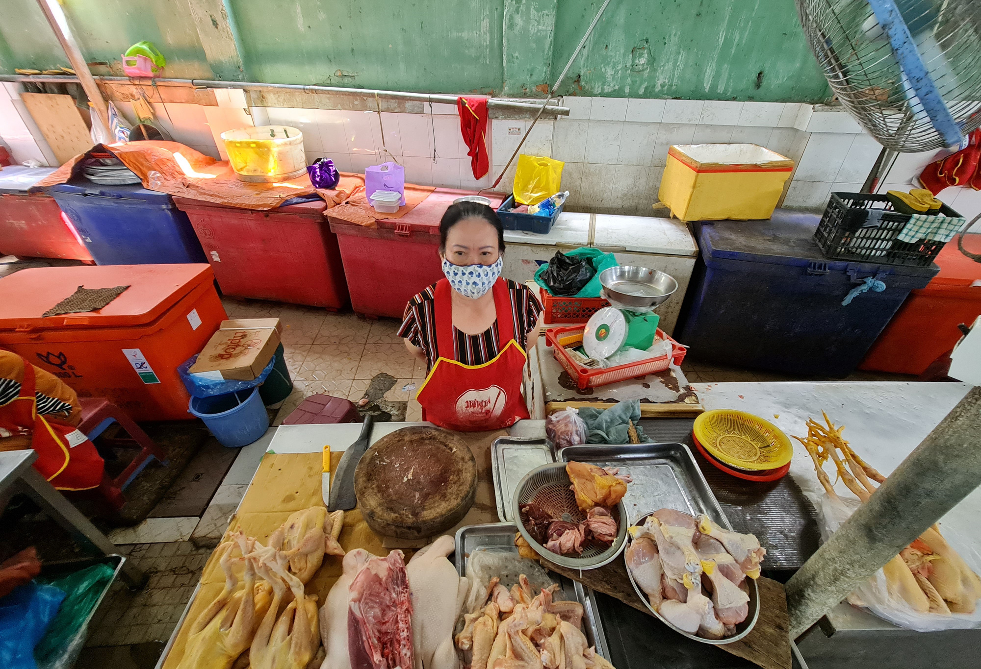 Đà Nẵng: Chợ truyền thống đìu hiu, hàng trăm tiểu thương mỏi mòn chờ khách