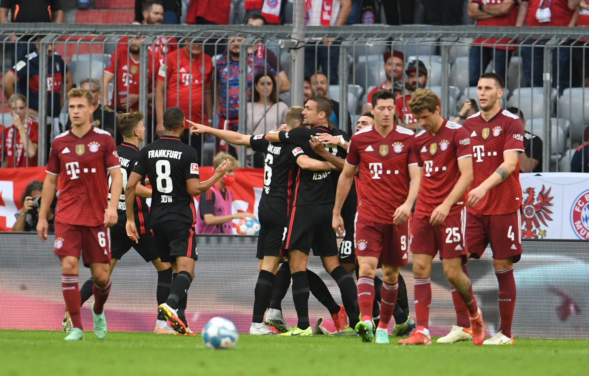 Thất bại tr&ecirc;n s&acirc;n nh&agrave;, Bayern Munich bị ngắt chuỗi bất bại - Ảnh 4.