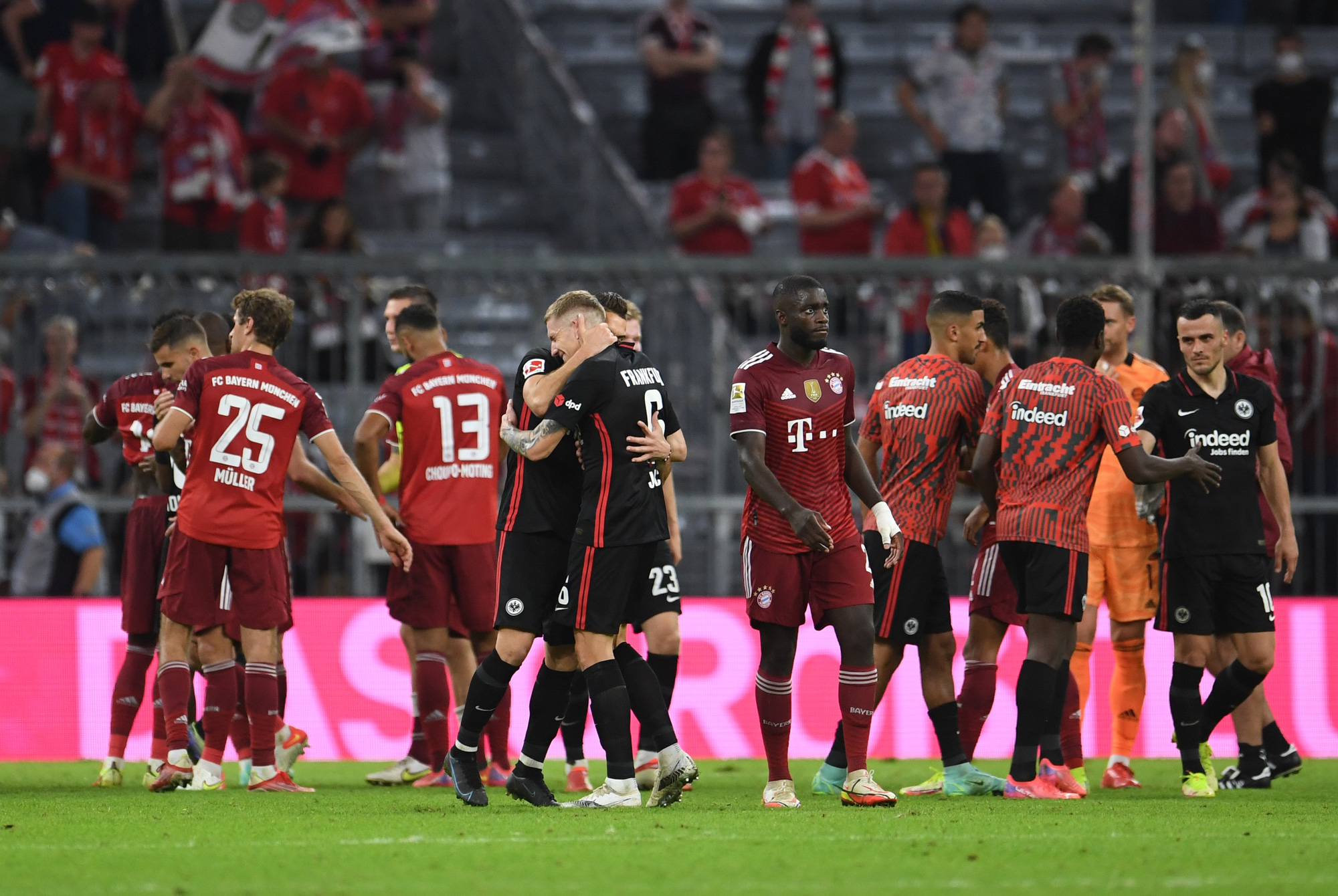 Thất bại tr&ecirc;n s&acirc;n nh&agrave;, Bayern Munich bị ngắt chuỗi bất bại - Ảnh 5.