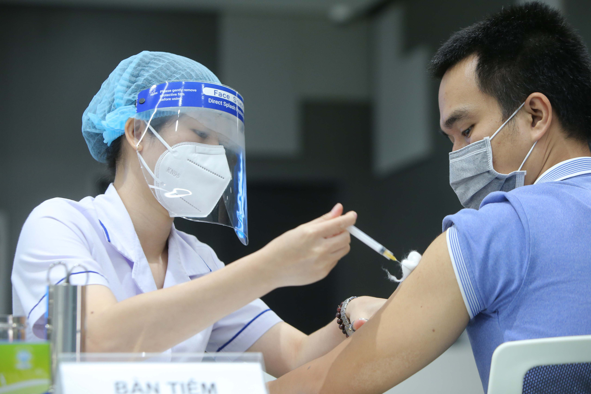Tiêm vắc xin vẫn bị nhiễm Covid-19 và lây cho người khác: Xin đừng chủ quan giữa ‘bình thường mới’