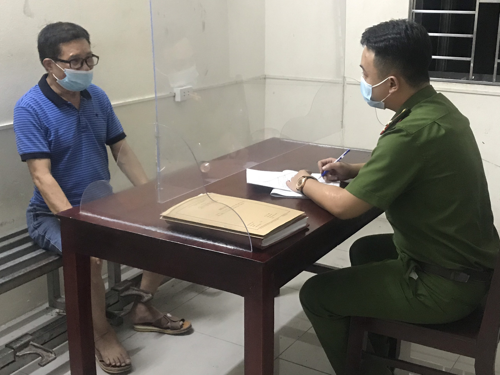 T&agrave;i xế &ocirc;t&ocirc; t&ocirc;ng 2 người thương vong rồi bỏ chạy, k&eacute;o l&ecirc; xe m&aacute;y h&agrave;ng km - Ảnh 1.