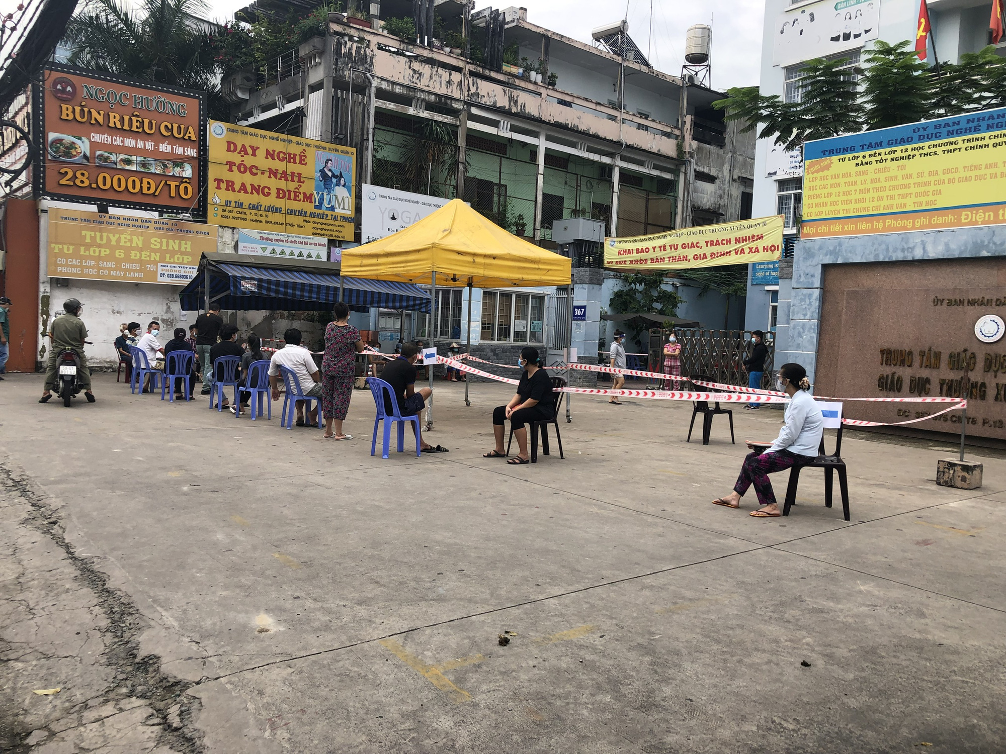 Người dân quay lại làm việc, đường phố TP HCM đông nghẹt ngày đầu tuần - Ảnh 14.