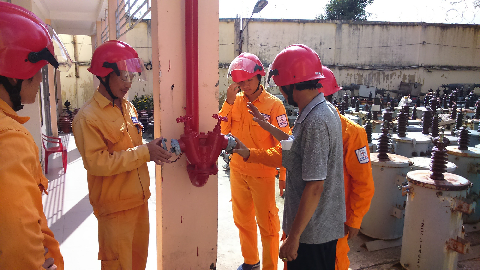 EVNSPC: Bảo đảm an toàn phòng cháy chữa cháy trong bối cảnh dịch bệnh Covid-19 - Ảnh 3.