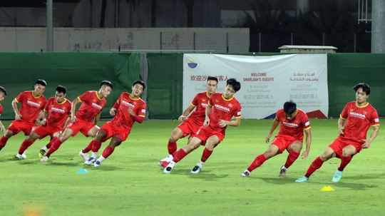 Quang Hải, Công Phượng mặc số áo lạ đấu đối kháng, Phan Văn Đức căng cơ tập riêng - Ảnh 5.