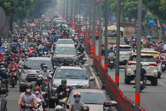 Người dân quay lại làm việc, đường phố TP HCM đông nghẹt ngày đầu tuần - Ảnh 2.