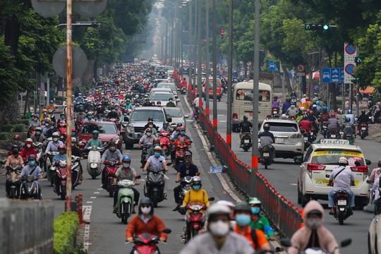 Người dân quay lại làm việc, đường phố TP HCM đông nghẹt ngày đầu tuần - Ảnh 4.