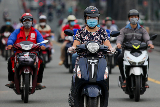Người dân quay lại làm việc, đường phố TP HCM đông nghẹt ngày đầu tuần - Ảnh 5.