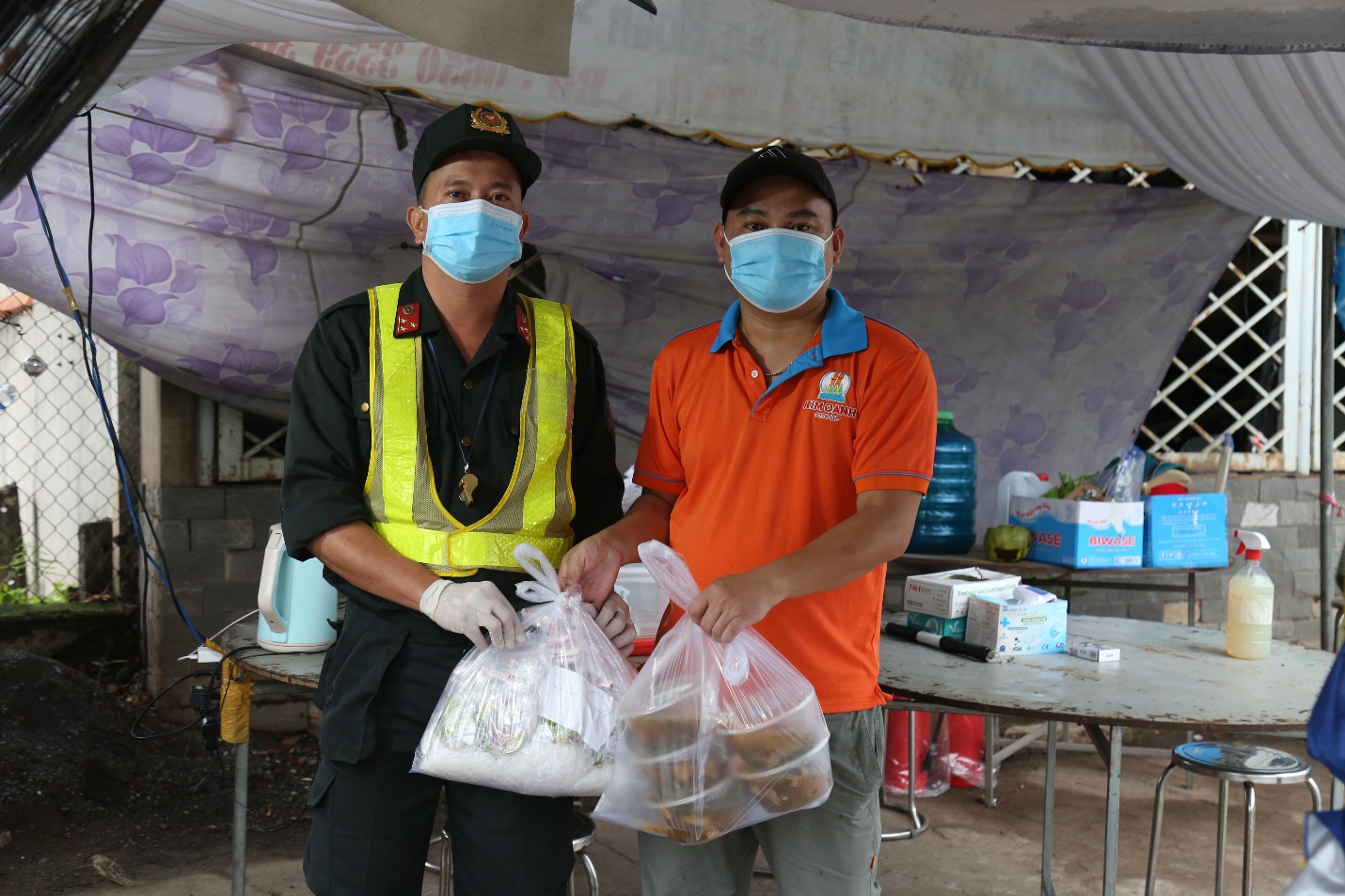 Quỹ Từ thiện Kim Oanh nấu 10.696 phần ăn bồi dưỡng sức khỏe lực lượng tuyến đầu - Ảnh 5.