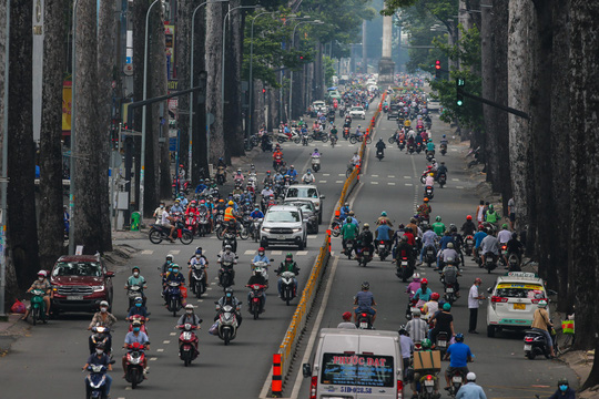 Người dân quay lại làm việc, đường phố TP HCM đông nghẹt ngày đầu tuần - Ảnh 7.