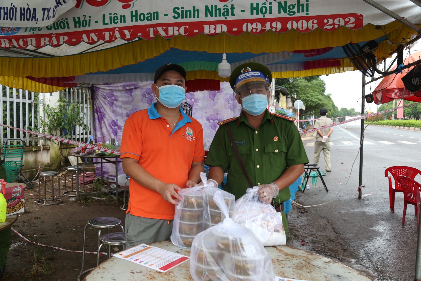 Quỹ Từ thiện Kim Oanh nấu 10.696 phần ăn bồi dưỡng sức khỏe lực lượng tuyến đầu - Ảnh 6.