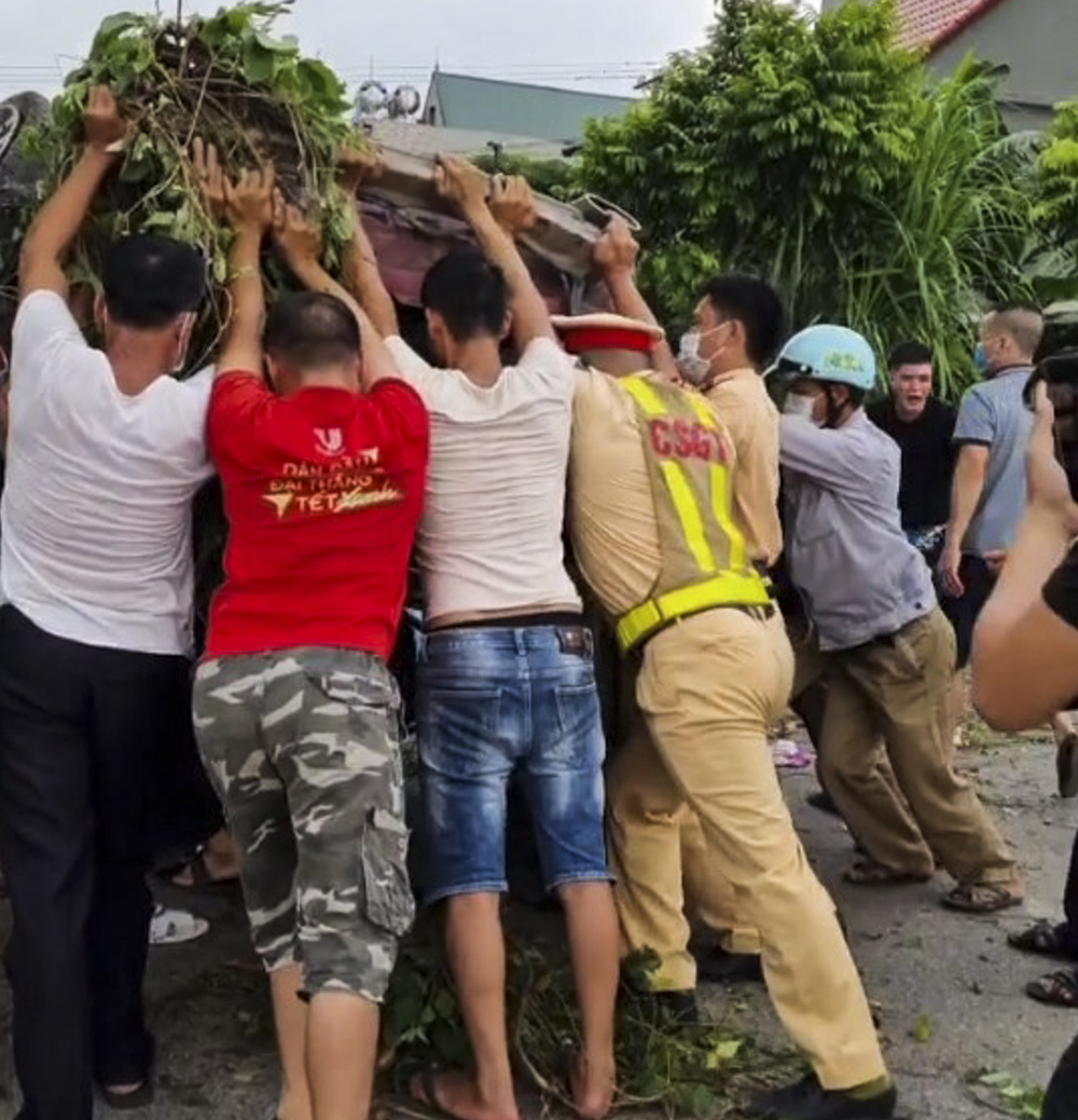 Chiếc xe con bị v&ograve; n&aacute;t trong tai nạn kinh ho&agrave;ng, &iacute;t nhất 2 người tử vong - Ảnh 2.