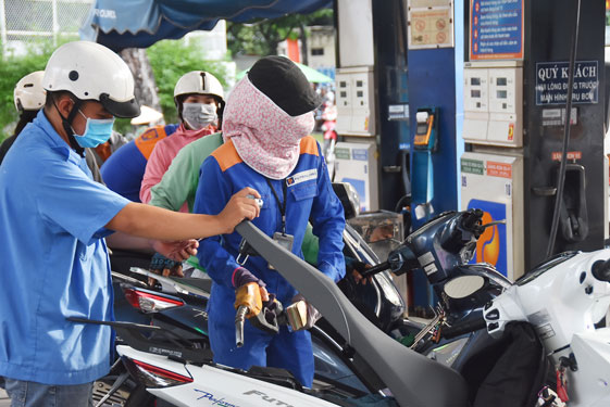 Giá xăng dầu liên tục tăng cao ảnh hưởng không nhỏ đến phục hồi sản xuất - kinh doanh sau đại dịch .Ảnh: TẤN THẠNH