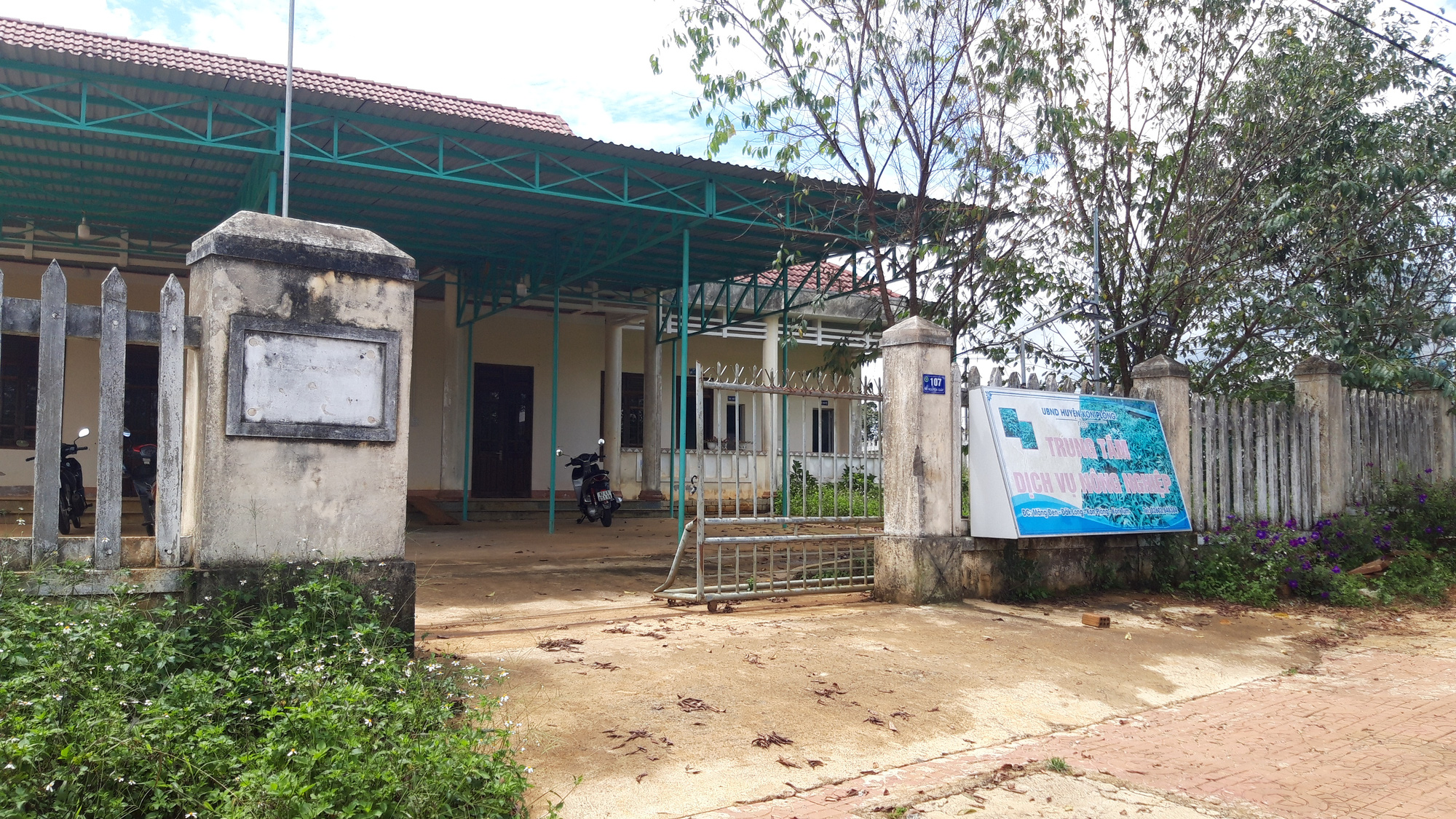 Kỷ luật gi&aacute;m đốc quan hệ bất ch&iacute;nh với nữ nh&acirc;n vi&ecirc;n - Ảnh 1.