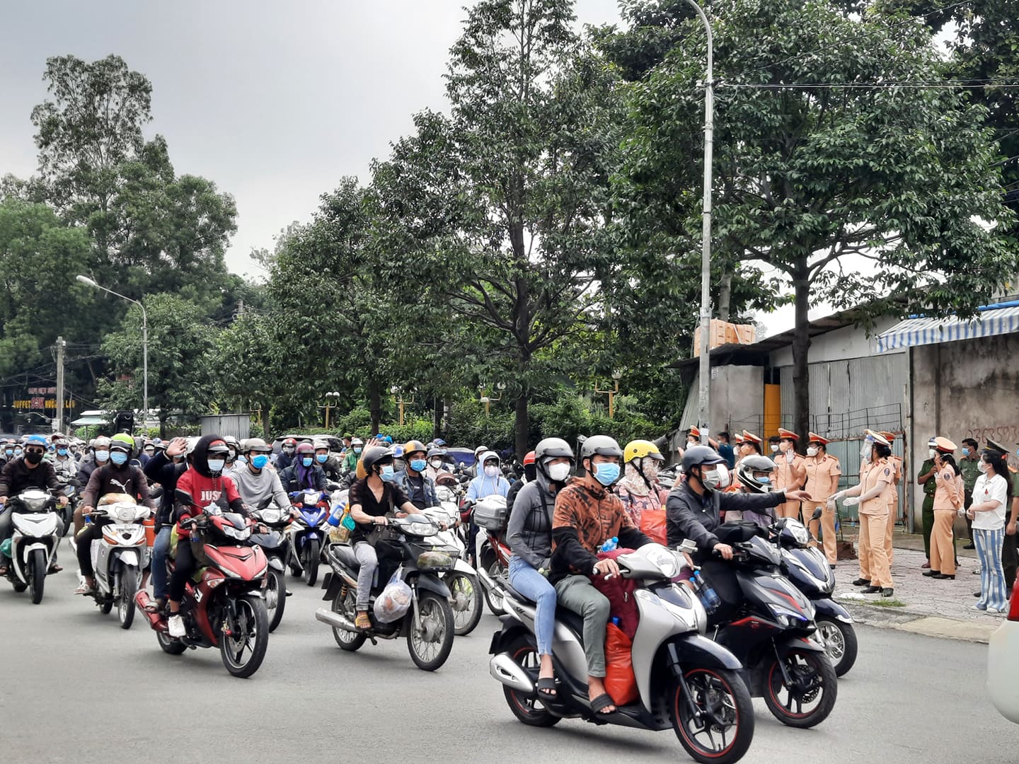 Đồng Nai tiếp tục hỗ trợ, hướng dẫn hàng chục ngàn người về quê