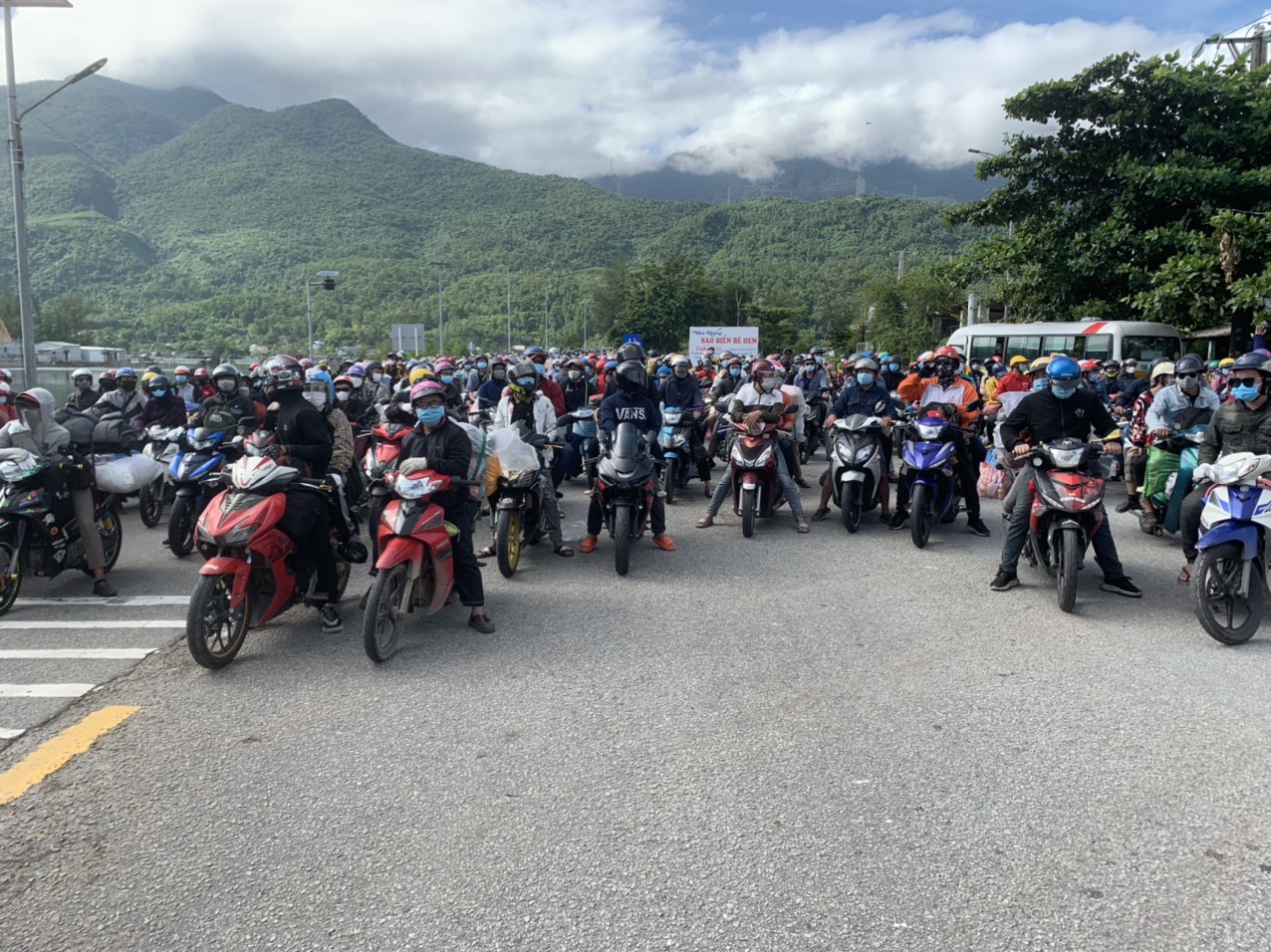 Thừa Thi&ecirc;n - Huế: Bố tr&iacute; &ocirc;t&ocirc; trung chuyển 350 người đi bộ về qu&ecirc; - Ảnh 4.
