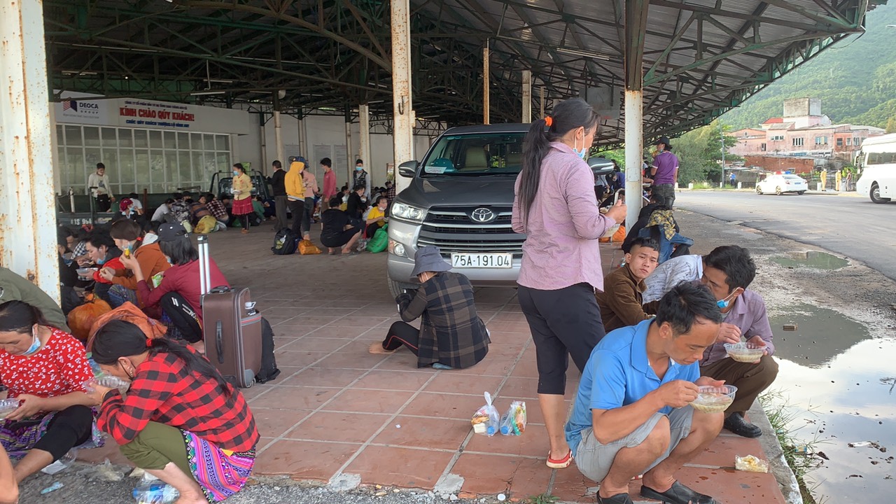 Thừa Thiên - Huế: Bố trí ôtô trung chuyển 350 người đi bộ về quê