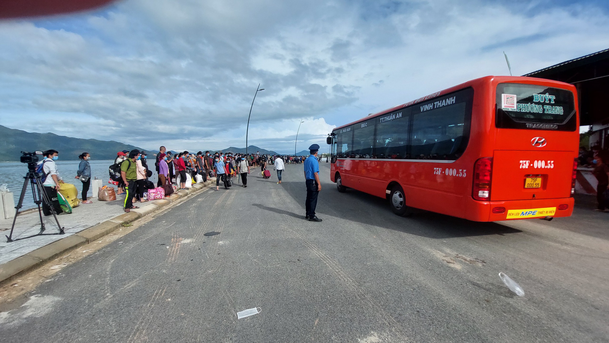 Thừa Thi&ecirc;n - Huế: Bố tr&iacute; &ocirc;t&ocirc; trung chuyển 350 người đi bộ về qu&ecirc; - Ảnh 3.