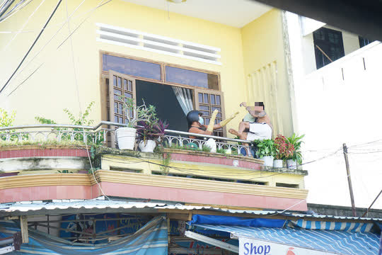 Thanh niên ngáo đá náo loạn chợ Thương Mại Tam Kỳ - Ảnh 4.