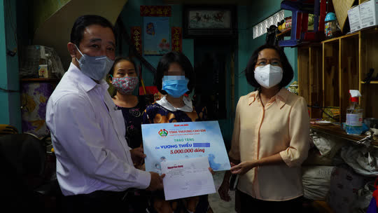 T&igrave;nh thương cho em đến thăm, tặng học bổng cho trẻ mồ c&ocirc;i do dịch Covid-19 - Ảnh 1.