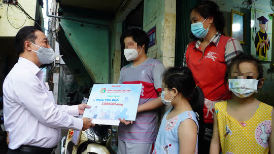 T&igrave;nh thương cho em đến thăm, tặng học bổng cho trẻ mồ c&ocirc;i do dịch Covid-19 - Ảnh 2.
