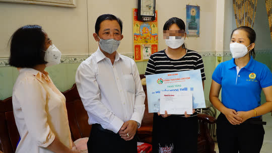 T&igrave;nh thương cho em đến thăm, tặng học bổng cho trẻ mồ c&ocirc;i do dịch Covid-19 - Ảnh 4.