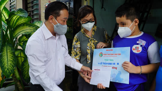 T&igrave;nh thương cho em đến thăm, tặng học bổng cho trẻ mồ c&ocirc;i do dịch Covid-19 - Ảnh 5.