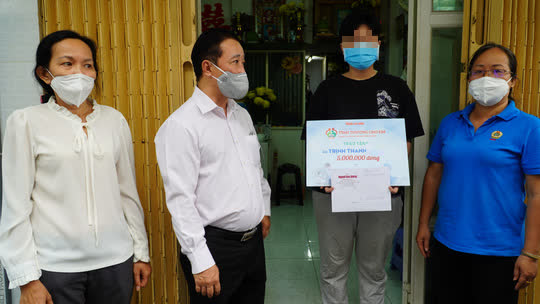 T&igrave;nh thương cho em đến thăm, tặng học bổng cho trẻ mồ c&ocirc;i do dịch Covid-19 - Ảnh 7.