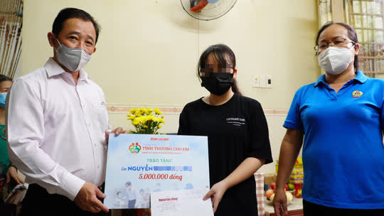 T&igrave;nh thương cho em đến thăm, tặng học bổng cho trẻ mồ c&ocirc;i do dịch Covid-19 - Ảnh 6.