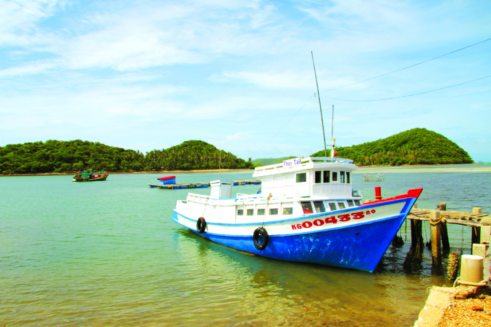 Đi bộ tr&ecirc;n biển ở &ldquo;Tiểu Hạ Long phương Nam&rdquo; - Ảnh 2.
