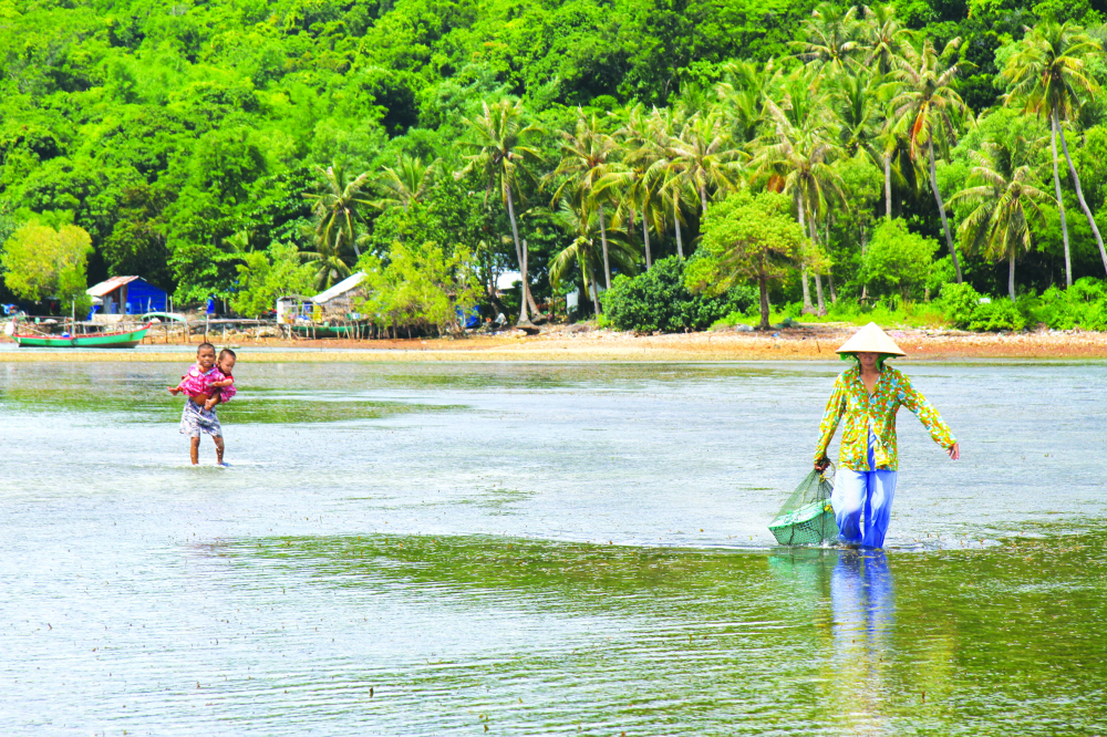 Đi bộ tr&ecirc;n biển ở &ldquo;Tiểu Hạ Long phương Nam&rdquo; - Ảnh 4.