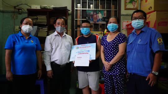 T&igrave;nh thương cho em đến thăm, tặng học bổng cho trẻ mồ c&ocirc;i do dịch Covid-19 - Ảnh 8.
