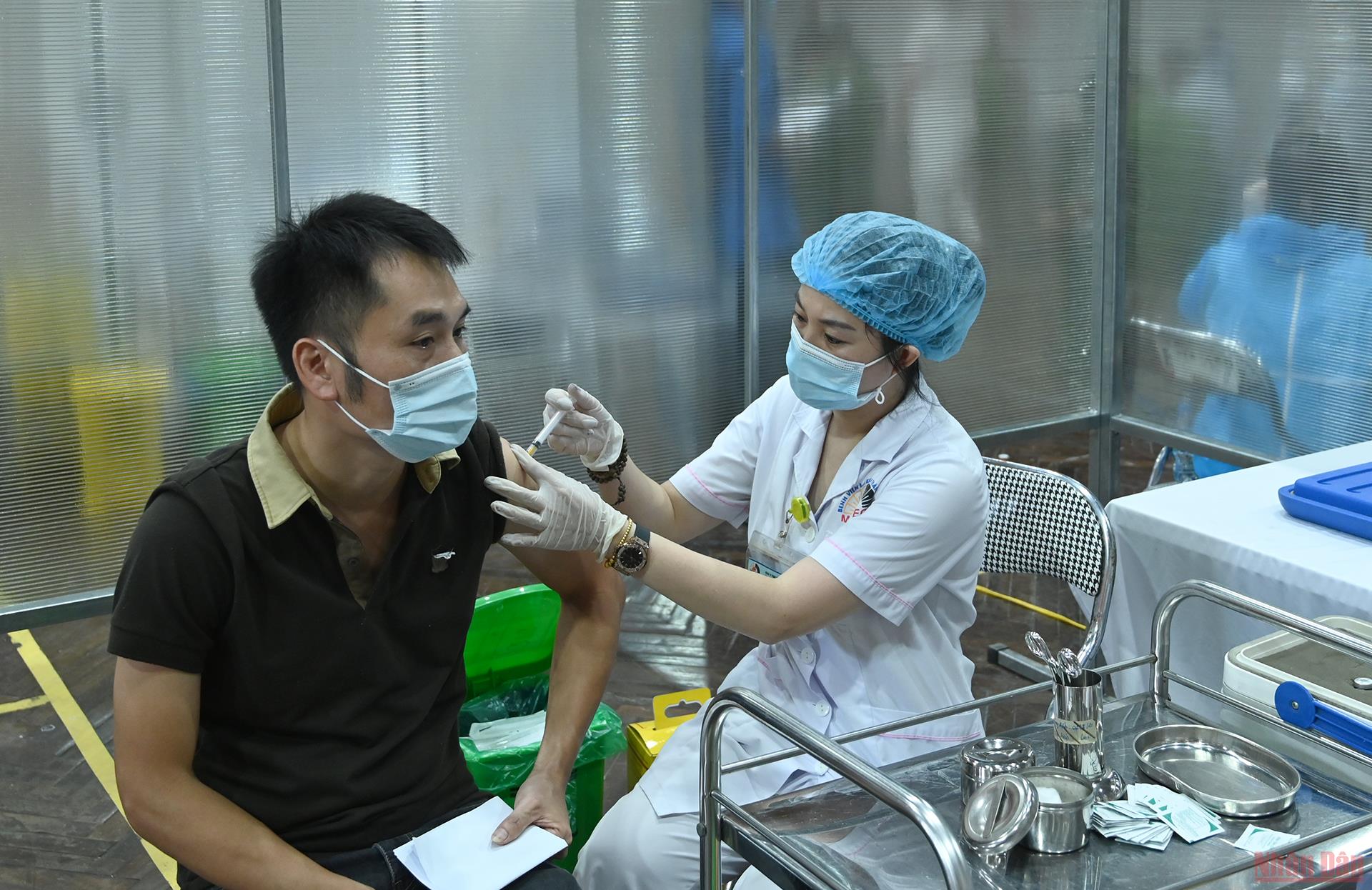 Ngày 5-10, thêm 25.573 người khỏi bệnh, số ca mắc Covid-19 ở TP HCM tiếp tục giảm sâu - Ảnh 2.