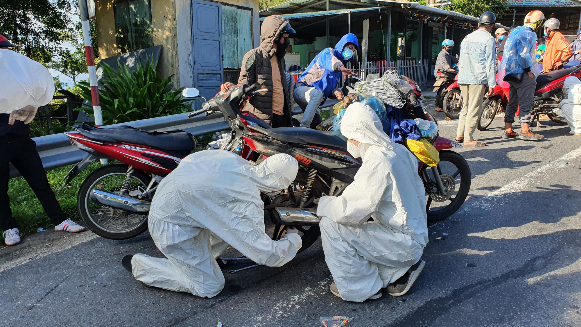 Sinh vi&ecirc;n Trường ĐH Đ&ocirc;ng &Aacute;: Vượt mưa gi&oacute;, xuy&ecirc;n đ&ecirc;m cứu hộ xe m&aacute;y, gi&uacute;p d&acirc;n về qu&ecirc; tr&aacute;nh dịch - Ảnh 3.