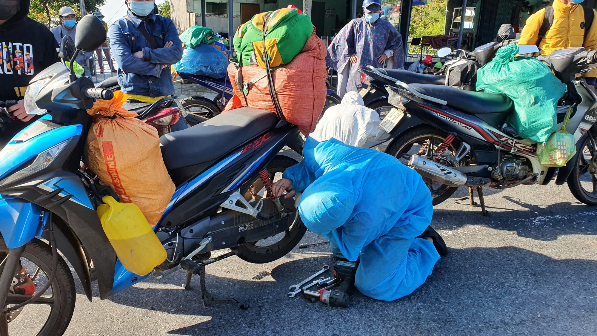 Sinh vi&ecirc;n Trường ĐH Đ&ocirc;ng &Aacute;: Vượt mưa gi&oacute;, xuy&ecirc;n đ&ecirc;m cứu hộ xe m&aacute;y, gi&uacute;p d&acirc;n về qu&ecirc; tr&aacute;nh dịch - Ảnh 4.