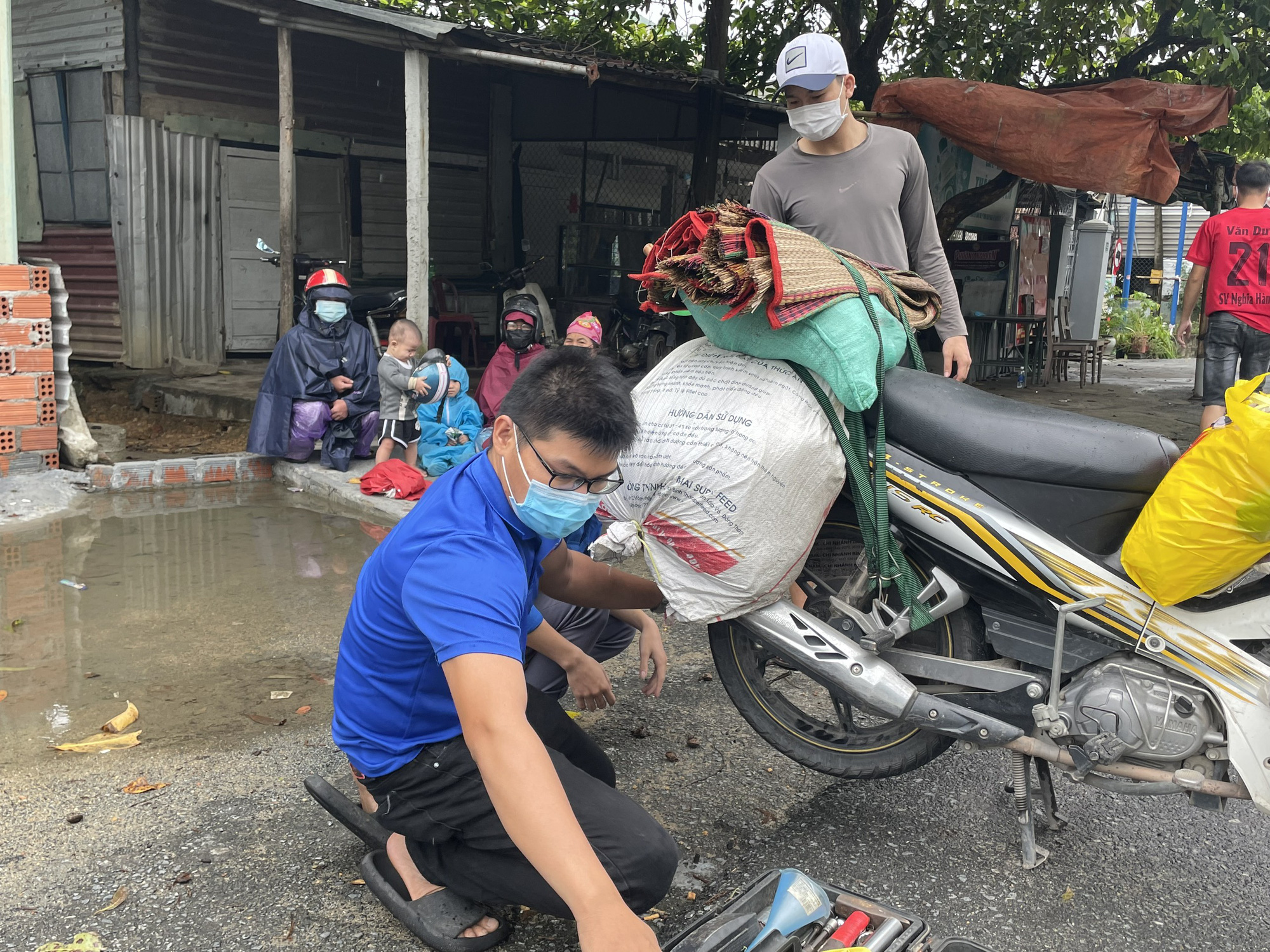 Sinh vi&ecirc;n Trường ĐH Đ&ocirc;ng &Aacute;: Vượt mưa gi&oacute;, xuy&ecirc;n đ&ecirc;m cứu hộ xe m&aacute;y, gi&uacute;p d&acirc;n về qu&ecirc; tr&aacute;nh dịch - Ảnh 6.