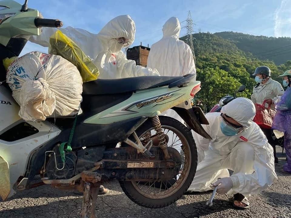 Sinh vi&ecirc;n Trường ĐH Đ&ocirc;ng &Aacute;: Vượt mưa gi&oacute;, xuy&ecirc;n đ&ecirc;m cứu hộ xe m&aacute;y, gi&uacute;p d&acirc;n về qu&ecirc; tr&aacute;nh dịch - Ảnh 1.