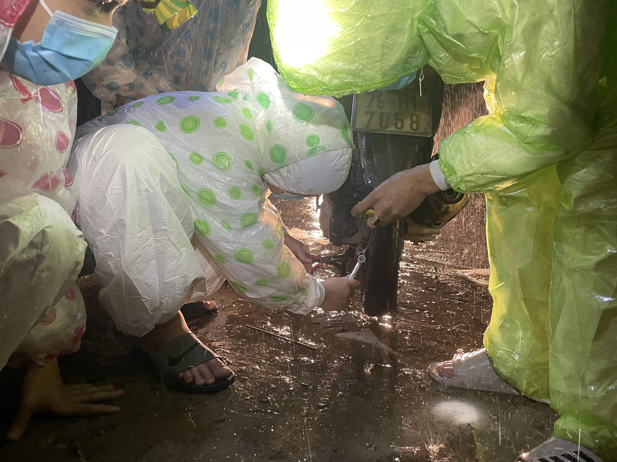 Sinh vi&ecirc;n Trường ĐH Đ&ocirc;ng &Aacute;: Vượt mưa gi&oacute;, xuy&ecirc;n đ&ecirc;m cứu hộ xe m&aacute;y, gi&uacute;p d&acirc;n về qu&ecirc; tr&aacute;nh dịch - Ảnh 7.