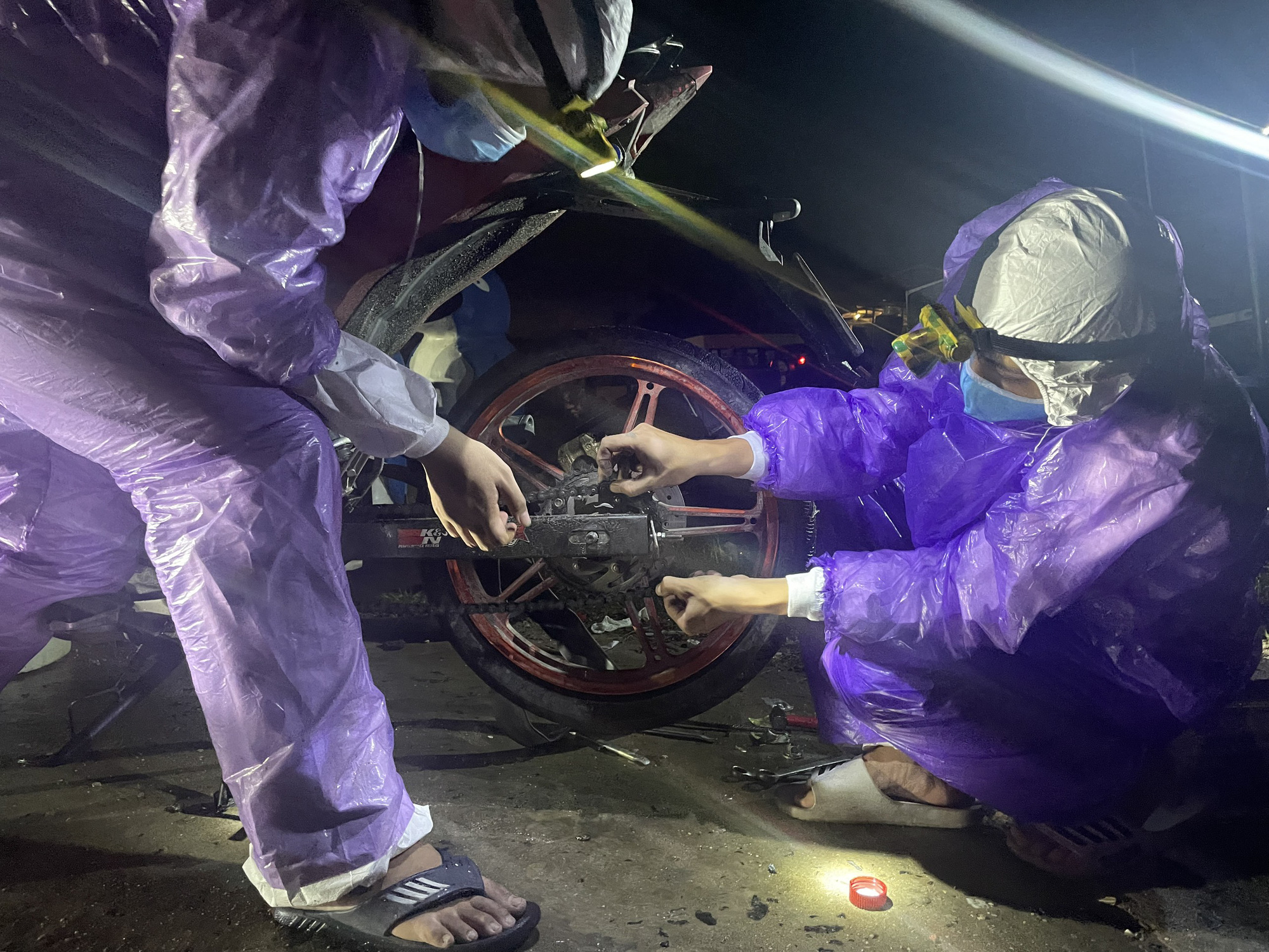 Sinh vi&ecirc;n Trường ĐH Đ&ocirc;ng &Aacute;: Vượt mưa gi&oacute;, xuy&ecirc;n đ&ecirc;m cứu hộ xe m&aacute;y, gi&uacute;p d&acirc;n về qu&ecirc; tr&aacute;nh dịch - Ảnh 8.