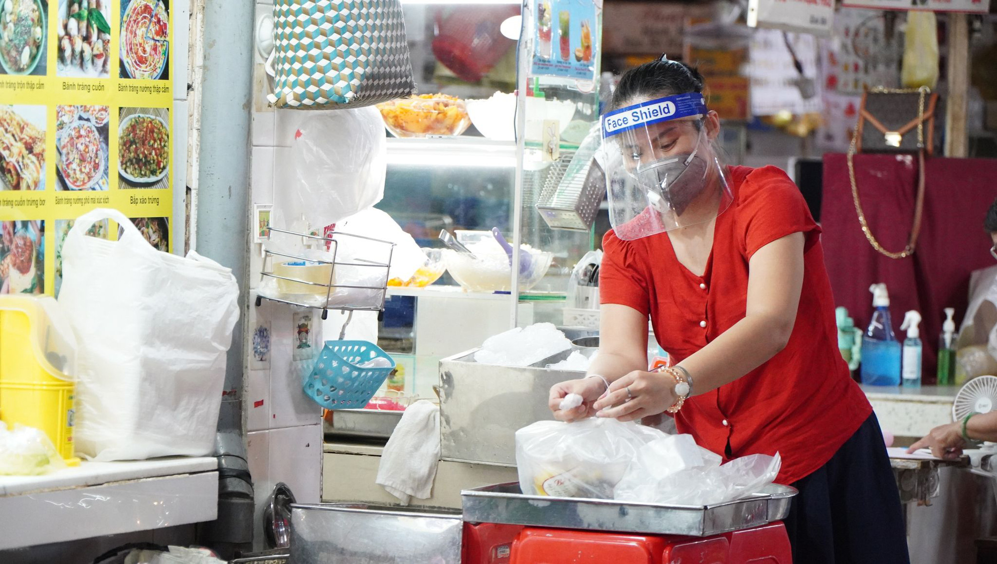 Chợ Bến Th&agrave;nh thưa thớt kh&aacute;ch h&agrave;ng trong ng&agrave;y đầu mở cửa - Ảnh 16.