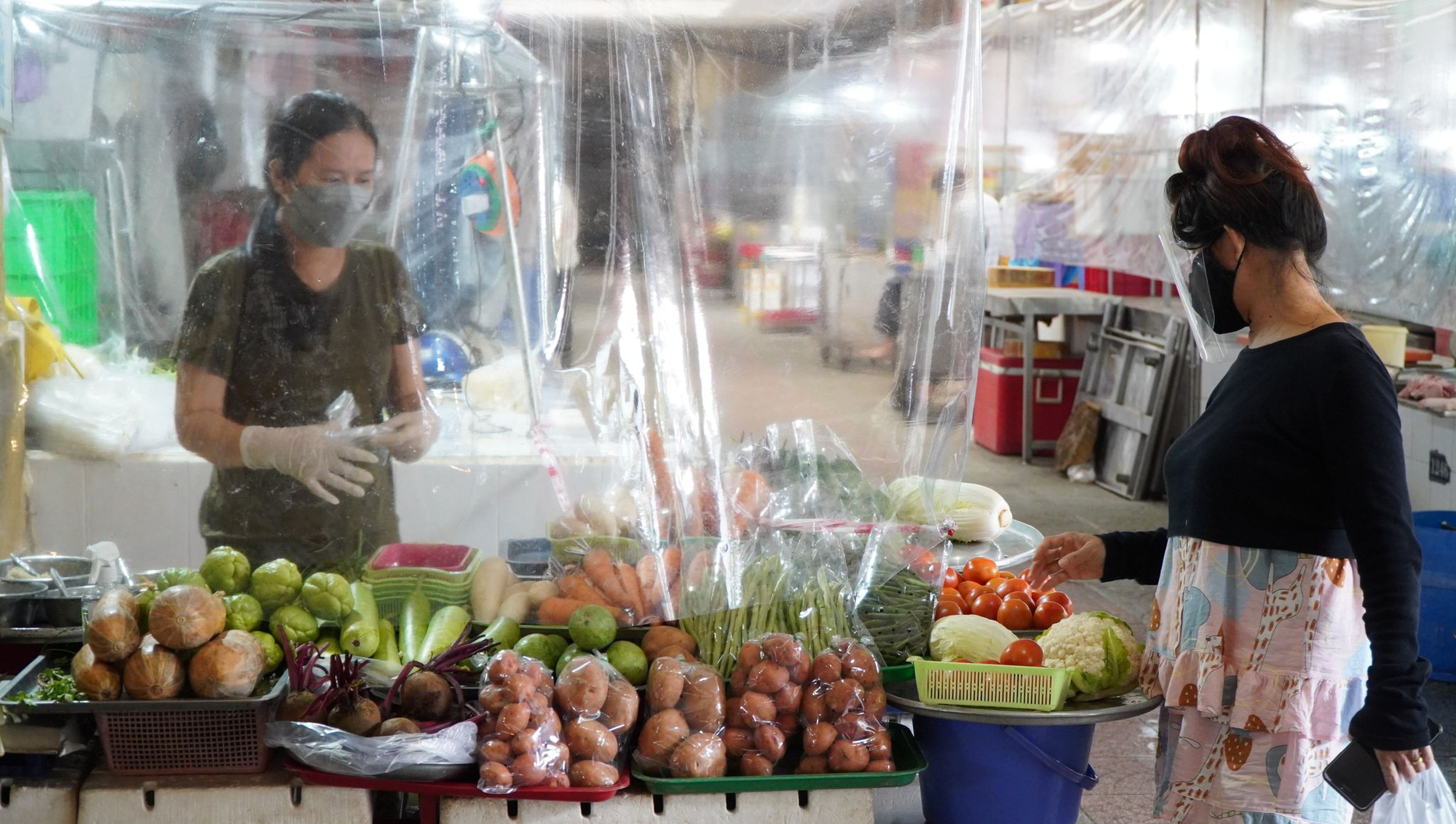 Chợ Bến Th&agrave;nh thưa thớt kh&aacute;ch h&agrave;ng trong ng&agrave;y đầu mở cửa - Ảnh 18.