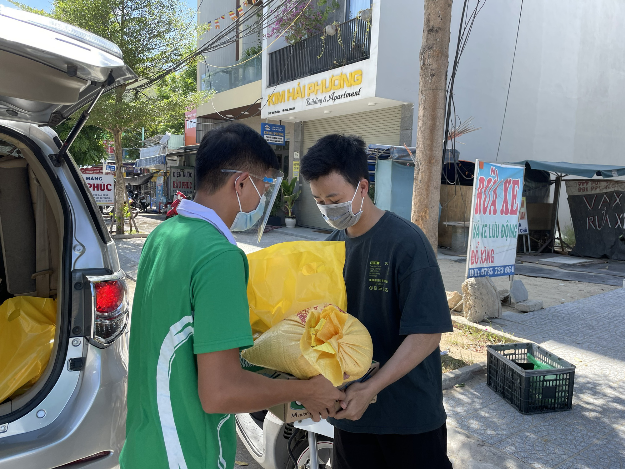 Sinh vi&ecirc;n Trường ĐH Đ&ocirc;ng &Aacute;: Vượt mưa gi&oacute;, xuy&ecirc;n đ&ecirc;m cứu hộ xe m&aacute;y, gi&uacute;p d&acirc;n về qu&ecirc; tr&aacute;nh dịch - Ảnh 11.