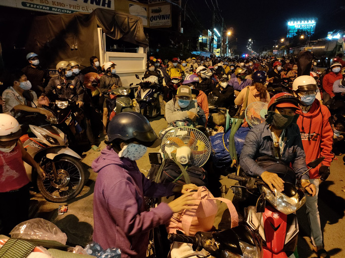 Từ việc người dân đổ về quê: Đã chậm rồi, xin đừng muộn nữa!