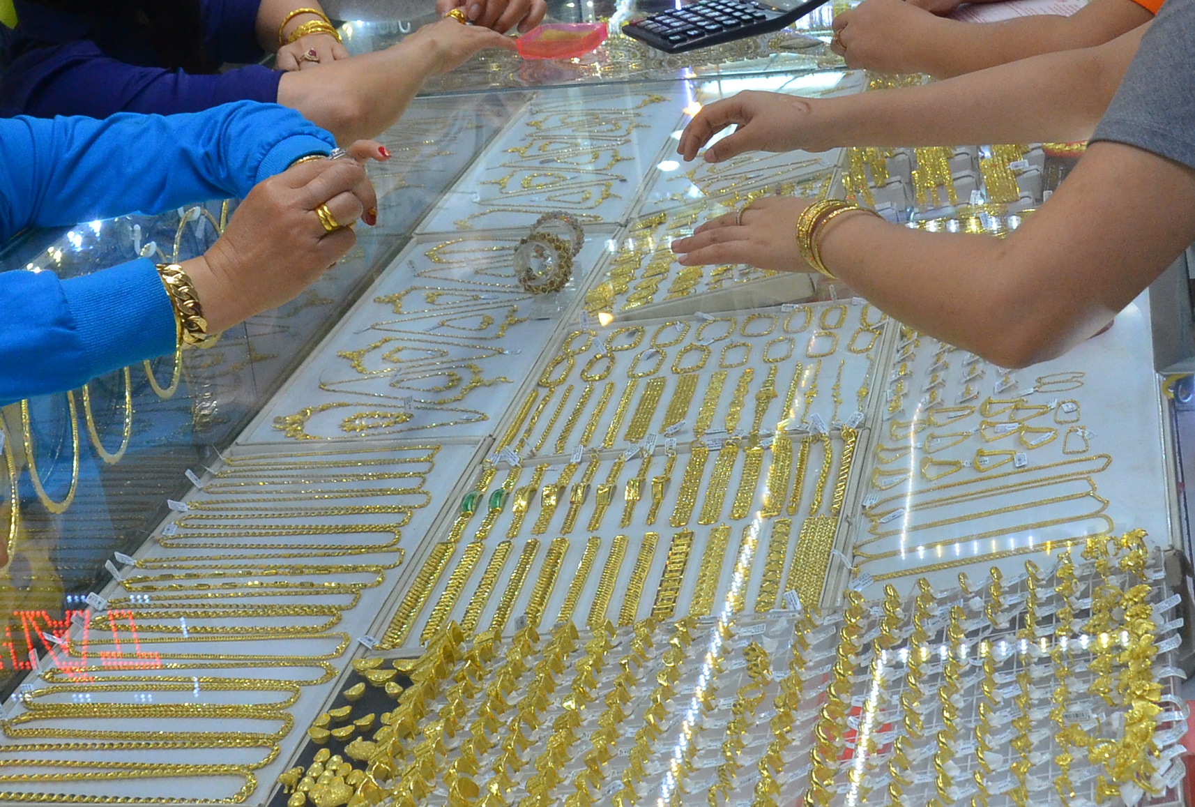 Giá vàng hôm nay 6-10: Giảm khi chứng khoán Mỹ trở nên hấp dẫn