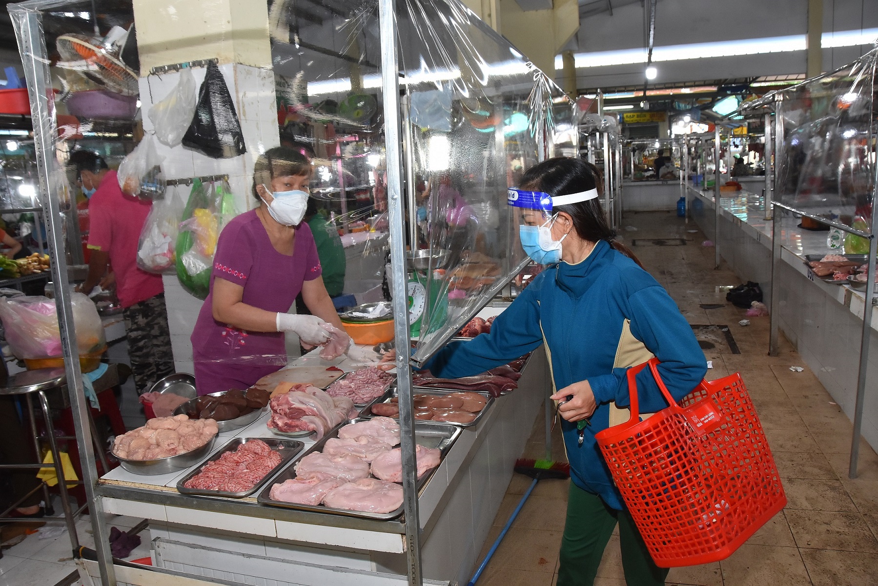 Chợ Bến Th&agrave;nh thưa thớt kh&aacute;ch h&agrave;ng trong ng&agrave;y đầu mở cửa - Ảnh 7.