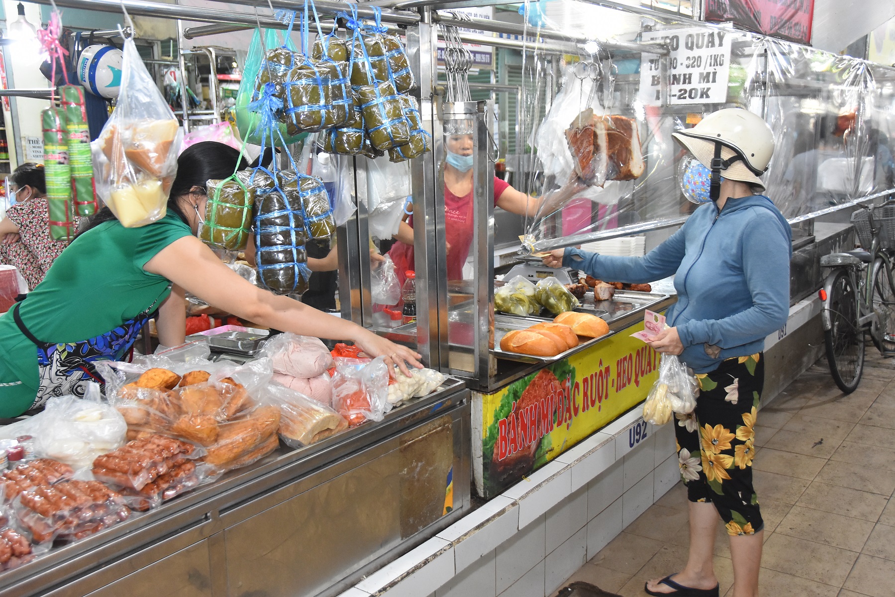 Chợ Bến Th&agrave;nh thưa thớt kh&aacute;ch h&agrave;ng trong ng&agrave;y đầu mở cửa - Ảnh 11.
