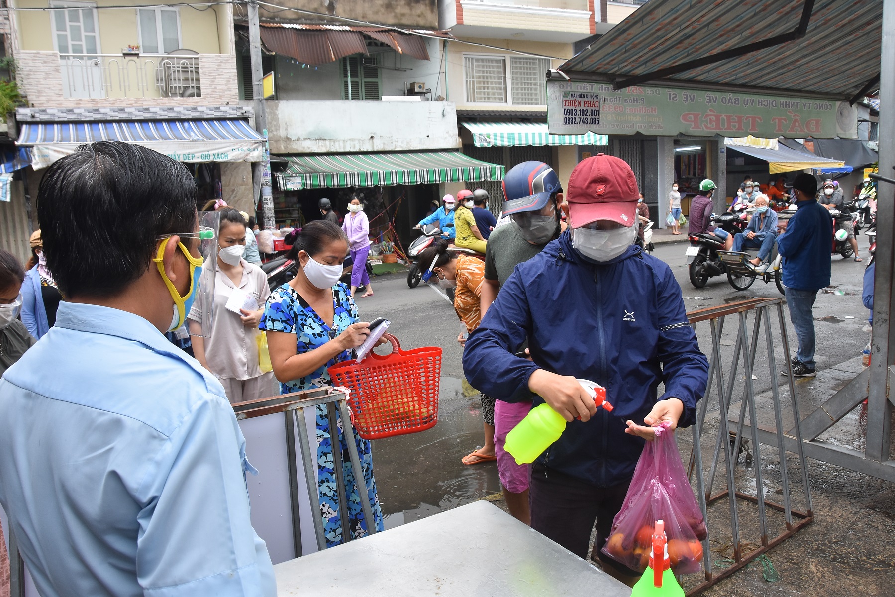 Chợ Bến Th&agrave;nh thưa thớt kh&aacute;ch h&agrave;ng trong ng&agrave;y đầu mở cửa - Ảnh 6.