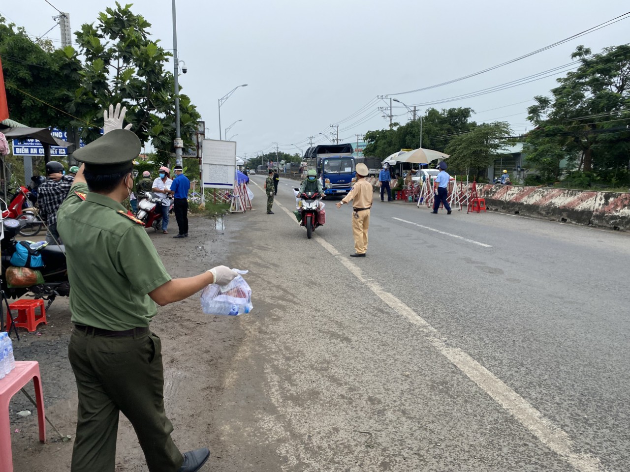 H&igrave;nh ảnh x&uacute;c động đ&oacute;n c&ocirc;ng d&acirc;n miền T&acirc;y trở về - Ảnh 12.
