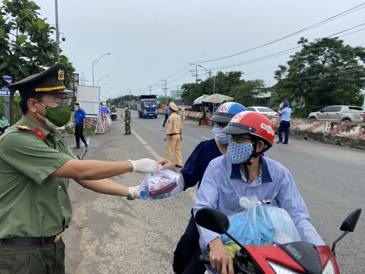 H&igrave;nh ảnh x&uacute;c động đ&oacute;n c&ocirc;ng d&acirc;n miền T&acirc;y trở về - Ảnh 13.