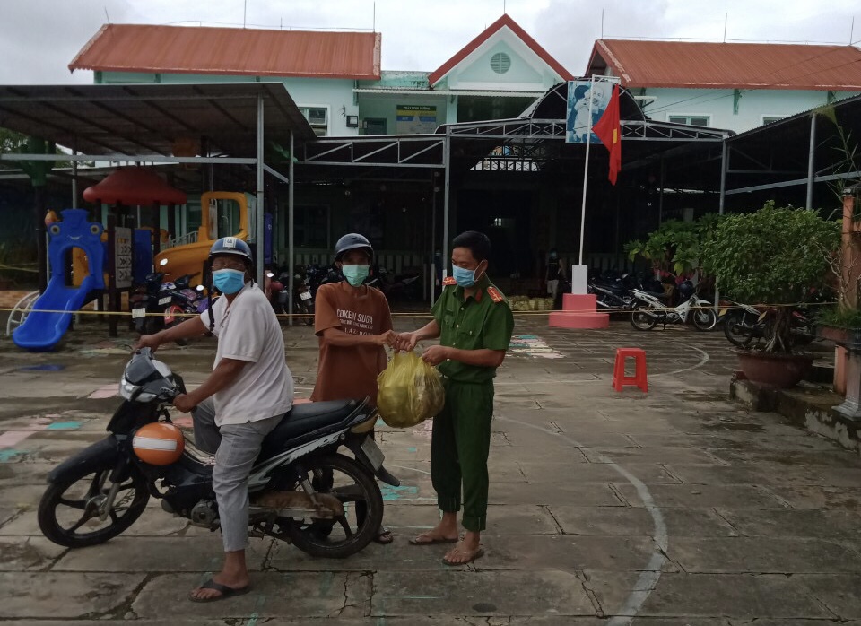 H&igrave;nh ảnh x&uacute;c động đ&oacute;n c&ocirc;ng d&acirc;n miền T&acirc;y trở về - Ảnh 26.
